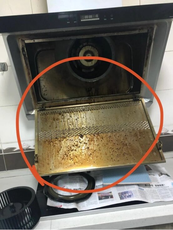 媳婦下單了我們的油煙機清洗服務(wù)，上門時婆婆卻攔著不讓拆